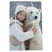 Girl and Polar Bear Hug Mittlere Geschenktüte (Vorderseite)