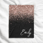 Girl Black Rose Gold Blush Pink Glitzer Monogram Fleecedecke<br><div class="desc">Schwarz und Rose Gold - Schwarz Rosa Sparkle Glitzer Script Monogram Name und Initial Fleece Blanket. Das macht den perfekten 16 Geburtstag,  Hochzeit,  Brautparty,  Jubiläum,  Babydusche oder Junggeselinnen-Abschied Geschenk für jemanden,  der Lieben glamourösen Luxus und schicke Stile.</div>