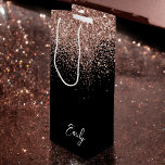 Girl Black Rose Gold Blush Pink Glitzer Monogram Geschenktüte Für Weinflaschen<br><div class="desc">Girly Black and Rose Gold - Blush Pink Sparkle Glitzer Script Monogram Name Geschenktasche. Das macht den perfekten 16 Geburtstag,  Hochzeit,  Brautparty,  Jubiläum,  Babydusche oder Junggeselinnen-Abschied Geschenktasche für jemanden,  der Lieben glamourösen Luxus und schicke Stile.</div>