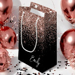 Girl Black Rose Gold Blush Pink Glitzer Monogram Kleine Geschenktüte<br><div class="desc">Girly Black and Rose Gold - Rosa Glitzer Script Monogram Name Geschenktasche. Das macht den perfekten 16 Geburtstag,  Hochzeit,  Brautparty,  Jubiläum,  Babydusche oder Junggeselinnen-Abschied Geschenktasche für jemanden,  der Lieben glamourösen Luxus und schicke Stile.</div>