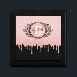 Girl Black Rose Gold Glitzer Tropfen Monogram Erinnerungskiste<br><div class="desc">Ein gürtelschwarz und Rose goldener Glitzer Tropfen Pad Cover mit einer eleganten Scroll Monogramm Geschenkboxen. Personalisieren Sie es für ein Geschenk! Entworfen für Sie von BlackBerry Boulevard.</div>