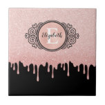 Girl Black Rose Gold Glitzer Tropfen Monogram Fliese<br><div class="desc">Ein mädchenhaft schwarz und Rose Gold Glitzer Tropfen Keramik Fliesen mit einem eleganten Scroll Monogramm. Personalisieren Sie es für sich selbst oder für ein Geschenk! Entworfen für Sie von BlackBerry Boulevard.</div>
