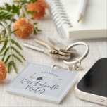 Girl-Blue-Script-Junggeselinnen-Abschied Gutes Ges Schlüsselanhänger<br><div class="desc">Girly Marine Blue Script Junggeselinnen-Abschied Gutes Geschenk. Fun Aquarell Sommer Illustrationen. Badeanzug,  Liegestühle,  Champagner und Cocktail. Modernes,  elegantes Design.</div>