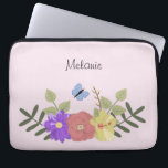 Girl-Blume und Schmetterling Pastellfarben Laptopschutzhülle<br><div class="desc">Hübsche Blumendarstellung auf pastellrosa personalisierter Laptop-Hülle (Hintergrundfarbe kann geändert werden)</div>