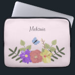 Girl-Blume und Schmetterling Pastellfarben Laptopschutzhülle<br><div class="desc">Hübsche Blumendarstellung auf pastellrosa personalisierter Laptop-Hülle (Hintergrundfarbe kann geändert werden)</div>