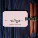 Girl Blush Pink Monogram Name Signature Script Gepäckanhänger<br><div class="desc">Girly Feminine Minimalistisch Simple Clean Blush Pink Monogram Name Signature Script Custom Personalisiert Luggage Bag Tag. Dieses Design mit Ihrem Vornamen in einem hübschen handgeschriebenen Stil Swash Schwanz Kalligraphie Schriftart Signatur (oder Typografie) und Vollname auf staubigen rosa oder hellpastellfarbenen Hintergrund. Diese sind einfach zu anpassen. Stilvolles Frauengeschenk für Hochzeit, Brautparty,...</div>