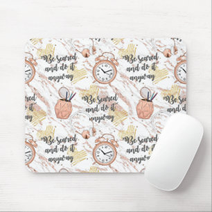 Girl Boss: Sei verängstigt und tu es trotzdem, Mou Mousepad