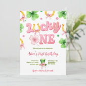 Girl Bow Glitter Lucky One St Patrick 1st Birthday Einladung (Stehend Vorderseite)