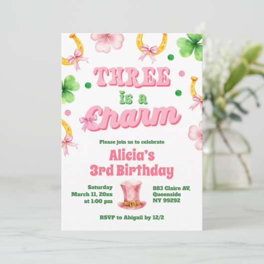 Girl Bow Glitter three is a charm St Patrick Einladung (Stehend Vorderseite)
