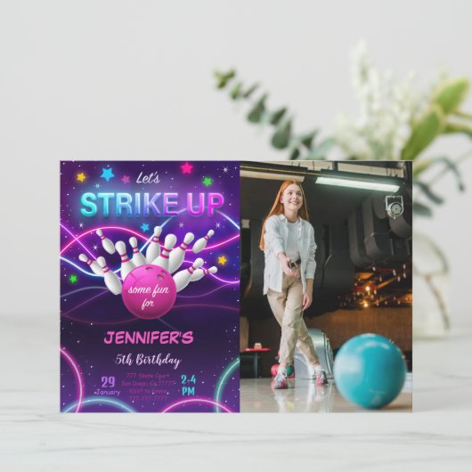 Girl Bowling Birthday Foto Einladung (Stehend Vorderseite)