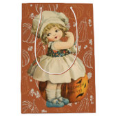 Girl Carving Apple Halloween Mittlere Geschenktüte (Vorderseite)