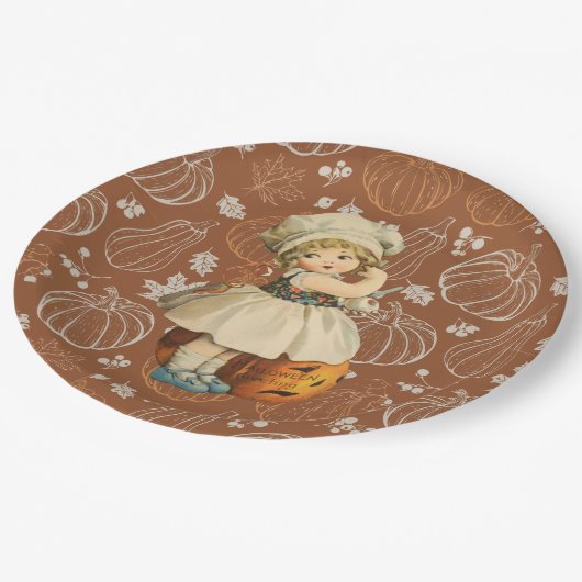 Girl Carving Apple Halloween Pappteller (Schrägansicht)