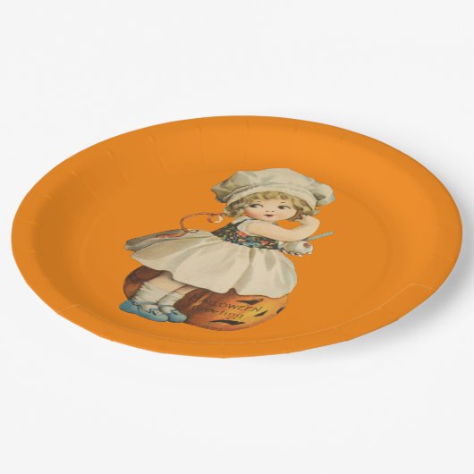 Girl Carving Apple Halloween Pappteller (Schrägansicht)