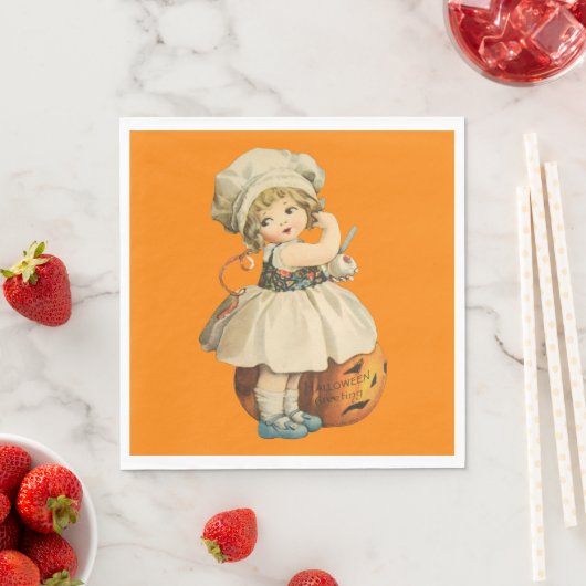 Girl Carving Apple Halloween Serviette (Beispiel)