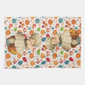 Girl Carving Apple und farbenfrohe Pumpkins Hallow Geschirrtuch (Horizontal)