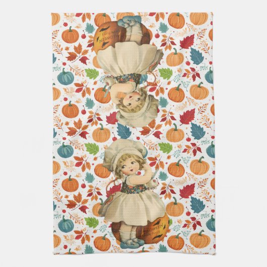Girl Carving Apple und farbenfrohe Pumpkins Hallow Geschirrtuch (Vertikal)