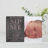 Girl Chalkboard Foto Sip und Siehe Einladung (Stehend Vorderseite)
