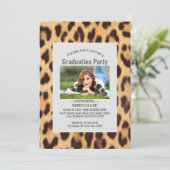 Girl-Chic Leopard Print Graduierungsparty Einladung (Stehend Vorderseite)
