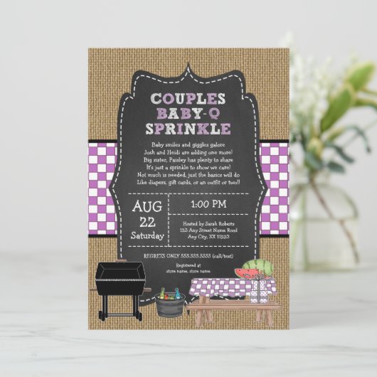 Girl Couples Baby Q Sprinkle, GRILLEN Baby Dusche Einladung (Stehend Vorderseite)