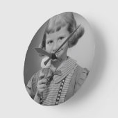 Girl Eating Ice Creme Runde Wanduhr (Winkel)