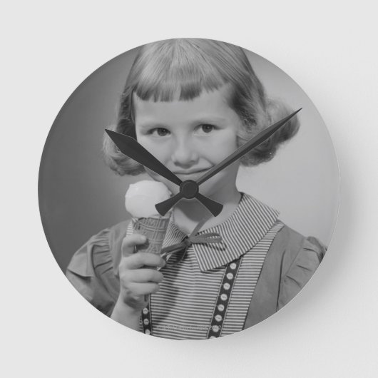 Girl Eating Ice Creme Runde Wanduhr (Vorderseite)