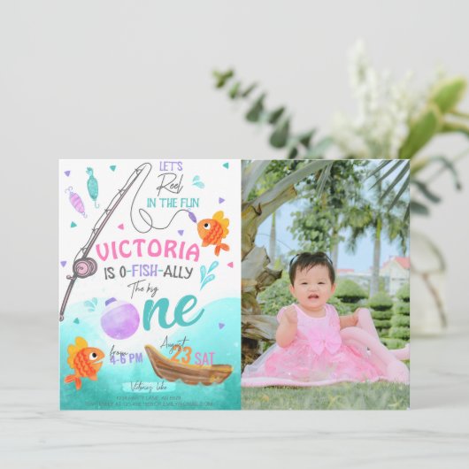 Girl Fishing 1. Geburtstag Foto Einladung (Stehend Vorderseite)
