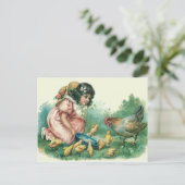 Girl Fütternd Osterchick Hen Feiertagspostkarte (Stehend Vorderseite)