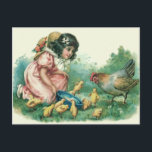 Girl Fütternd Osterchick Hen Feiertagspostkarte<br><div class="desc">In diesem Frühling schicken Sie jemandem einen Ostergruß! Dieser Vintage Aufdruck zeigt Mädchen,  die Osterküken und eine Henne gefüttert haben.</div>