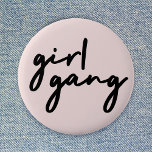 Girl Gang | Girl Power Moderner Feminismus Rosa Ro Button<br><div class="desc">Einfaches,  stilvolles "Girl-Gang"-Zitat-Abzeichen in moderner minimalistischer Schrift-Typografie in schwarz mit duskygem rosa Hintergrund zum Feiern von Powern und Frauen! Perfekt vielseitig für den Alltag,  einen Junggeselinnen-Abschied oder eine niedliche Kombi für Mutter und Töchter,  Schwestern und Freunde!</div>