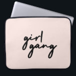 Girl Gang | Niedlich Pink Girl Power Moderner Femi Laptopschutzhülle<br><div class="desc">Einfache,  stilvolle "Girl-Gang" zitieren Kunstdesign in modernem minimalistischem Schriftzeichen in schwarz auf einem babypinrosa Hintergrund,  um Frauen und Mädchen Power zu feiern! Ein perfektes Geschenk für einen Liebsten!</div>