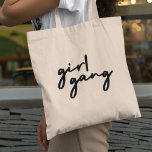 Girl Gang | Niedlicher Girl-Power Moderner Feminis Tragetasche<br><div class="desc">Einfache,  stilvolle "Girl-Bande" zitieren Tasche in modernen minimalistischen Schrift Typografie in off-black zu feiern Frauen und Mädchen Power! Perfekt vielseitig für den Alltag,  einen Junggeselinnen-Abschied oder eine niedliche Kombi für Mutter und Töchter,  Schwestern und Freunde!</div>