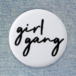 Girl Gang | Stilvoll Moderner feministischer Girl  Button<br><div class="desc">Einfaches,  stilvolles "Girl-Gang" Zitat-Abzeichen in moderner minimalistischer Schrift-Typografie in schwarz,  um Frauen und Mädchen Power zu feiern! Perfekt vielseitig für den Alltag,  einen Junggeselinnen-Abschied oder eine niedliche Kombi für Mutter und Töchter,  Schwestern und Freunde!</div>