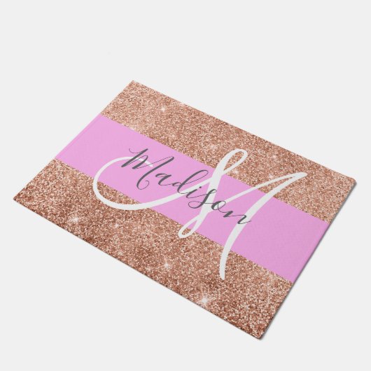 Girl Glam Pink Peach Gold Glitzer Monogram Name Fußmatte (Schrägansicht)