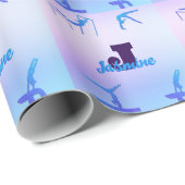 Girl Gymnastik Blue Lila Monogram Personalisiert Geschenkpapier (Rolleneckpunkt)