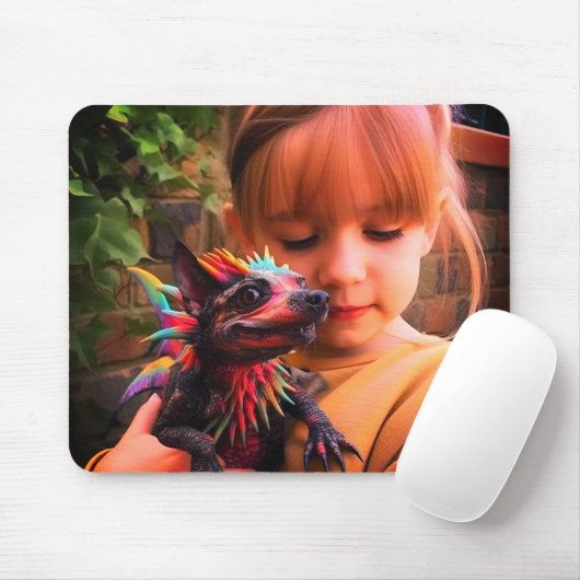Girl Holding Creature Mousepad (Mit Mouse)