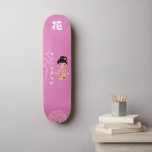 Girl japanischer Stil mit Monogram "Blume" Skateboard<br><div class="desc">Girl Japanischer Stil mit Monogram "Blume" 花 und Name. Machen Sie es sich selbst, indem Sie Ihren Text hinzufügen. Um auf erweiterte Bearbeitungstools zuzugreifen, gehen Sie bitte zu "Personalisieren Sie diese Vorlage" und klicken Sie auf "Details", scrollen Sie nach unten und drücken Sie den Link "Klicken Sie auf, um die...</div>