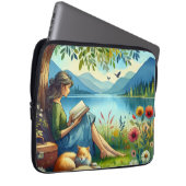 Girl Lesend a Book under a Tree with a Sleepy Cat Laptopschutzhülle (Vorne Rechts)