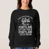 Girl Out of Portland Me Maine Funny Zuhause Roots  Sweatshirt (Vorderseite)