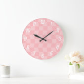 Girl Pastel Pink Wavy Checkerboard Große Wanduhr (Zuhause)