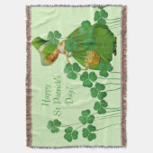 Girl Picking Kleeblatts St Patrick's Day Decke (Vorderseite Vertikal)