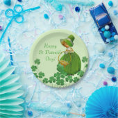 Girl Picking Kleeblatts St Patrick's Day Pappteller (Party)