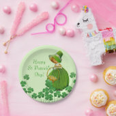 Girl Picking Kleeblatts St Patrick's Day Pappteller (Party)