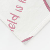 Girl Pink Das Fußballfeld ist mein glücklicher Ort Fleecedecke (Ecke)