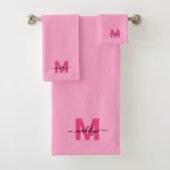 Girl Pink Modernes Script Name Monogram Badhandtuch Set (Insitu)