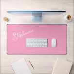 Girl Pink Script Minimalistischer Personalisierter Schreibtischunterlage<br><div class="desc">Moderne Girly Pink Script Minimalistisch Personalisiert Name Desk Mat. Einfach anpassen,  einfach einen Namen oder einen eigenen Text hinzufügen. Ideal für Zuhause,  Büro,  Wohngestaltung,  Arbeitsplatz,  Kinderzimmer,  zurück zur Uni oder zurück zum Schulgeschenk. Bestelle noch heute!</div>