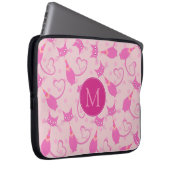 Girl Pink Sleek Cat Pattern Monogramm Laptopschutzhülle (Vorne Rechts)