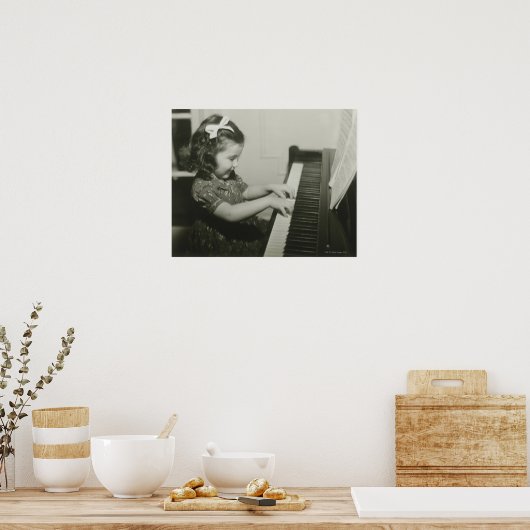Girl Playing Piano Poster (Küche)