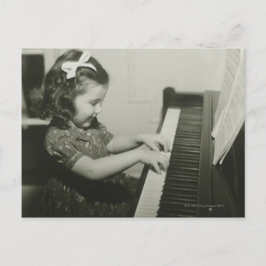 Girl Playing Piano Postkarte (Vorderseite)