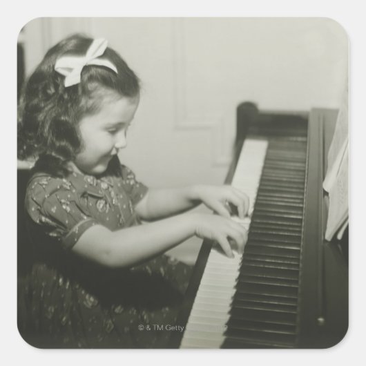 Girl Playing Piano Quadratischer Aufkleber (Vorderseite)