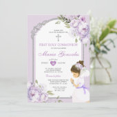 Girl Praying First Holy Communion Purple Floral Einladung (Stehend Vorderseite)